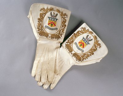 Guanti del sindaco, indossati dal sindaco Newman Barefoot Thoyts quando era sindaco di Cheltenham nel 1888-91 da English School